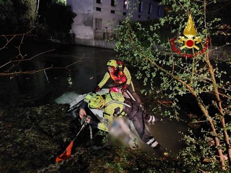 incidente stradale porcia|Incidente mortale a Porcia. Auto finisce dentro il lago. Morto un。